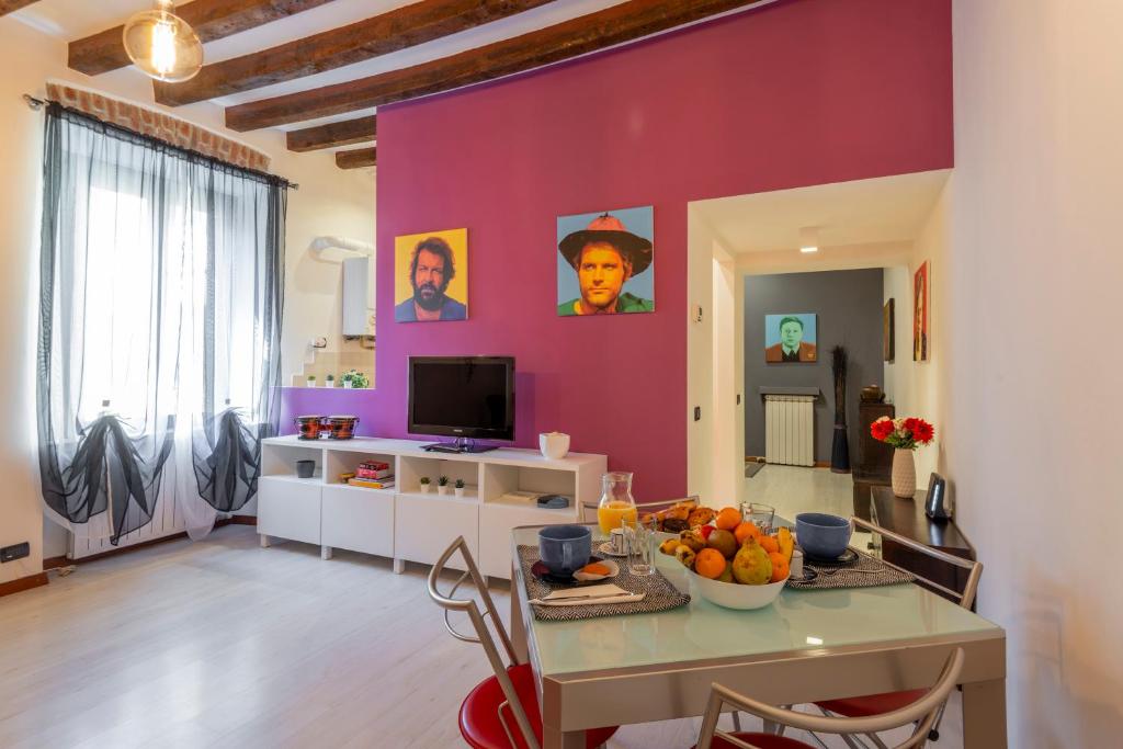 Lecco, 20 - In the heart of the Rainbow District