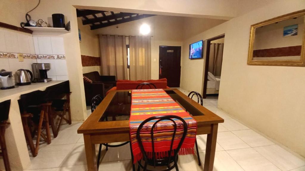 アスンシオンにあるAlojamiento Ecológico Asunciónのダイニングルーム(テーブル、椅子付)、キッチン