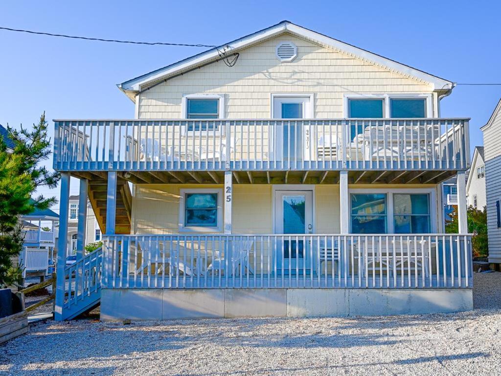 Una casa con una gran terraza con sillas. en Brant Beach - Lovely, 1St Floor Duplex, Only 3 Houses From The Beach No Smoking, And No Pets Permitted Property Now Has Electronic Locks - Tenant, en Brant Beach