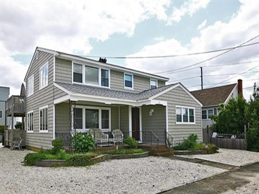 ein Haus mit einer Kiesauffahrt davor in der Unterkunft Duplex 2Nd Fl Beach Badges Oceanside Outdoor Shower Wifi in Brant Beach