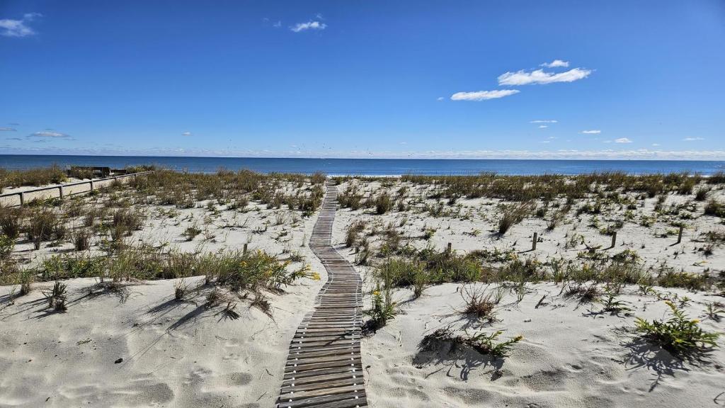 Gallery image of Single Family, Ocean Front, Wifi, Washer Dryer, Rooftop Deck, Master Suite With Fireplace Large Brant Beach Ocean Front Home Withmagnificent Views, in Brant Beach
