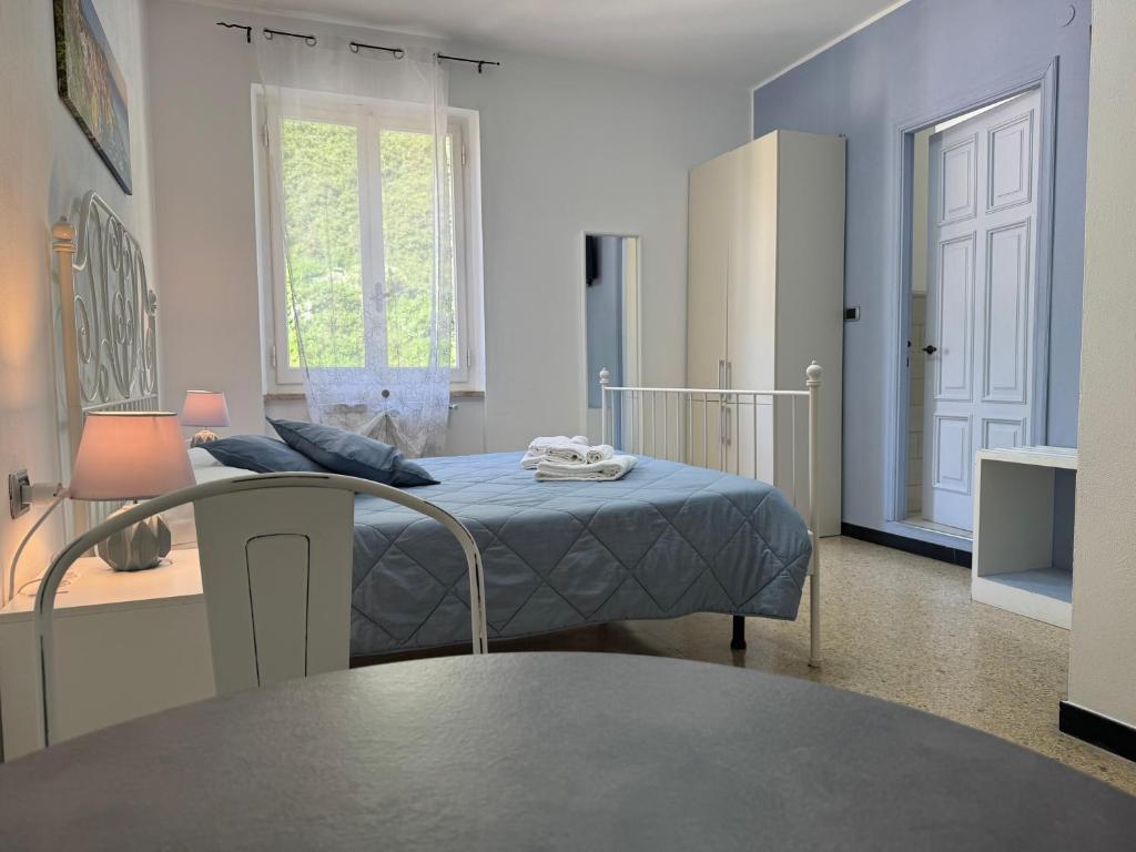 Postel nebo postele na pokoji v ubytování Pippo a Vernazza Rooms