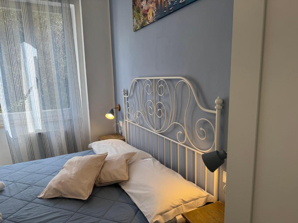 Postel nebo postele na pokoji v ubytování Pippo a Vernazza Rooms