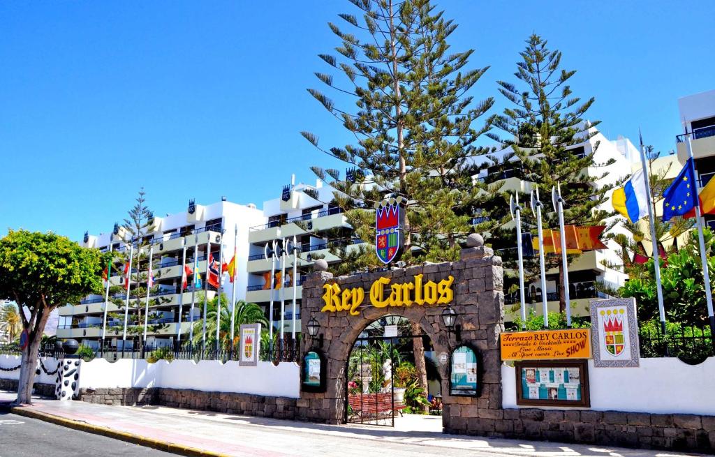 un edificio con un letrero que lee ape canarios en Rey Carlos, en Playa del Inglés