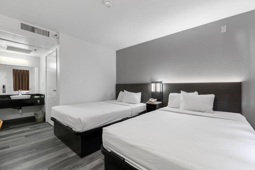 Postel nebo postele na pokoji v ubytování Motel 6-Oceanside, CA