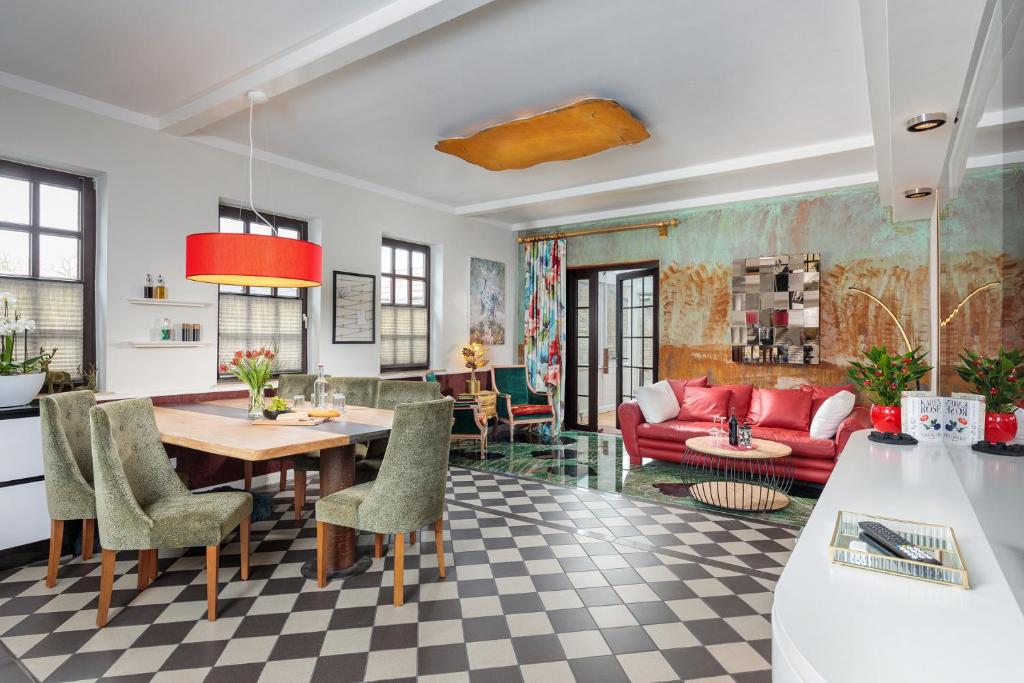 una sala de estar con una mesa y sillas en Design Apartments - "Havelnest", en Schwielowsee