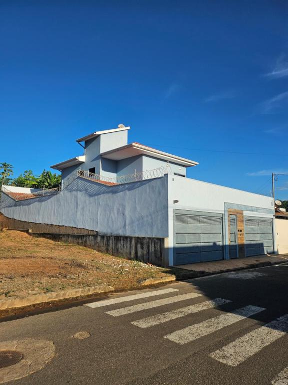 un bâtiment situé sur le côté d'une route dans l'établissement Recanto Rio Grande, à São João Batista do Glória