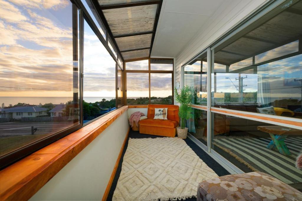 Classic Charm Sea & Mountain Views - Resim 14