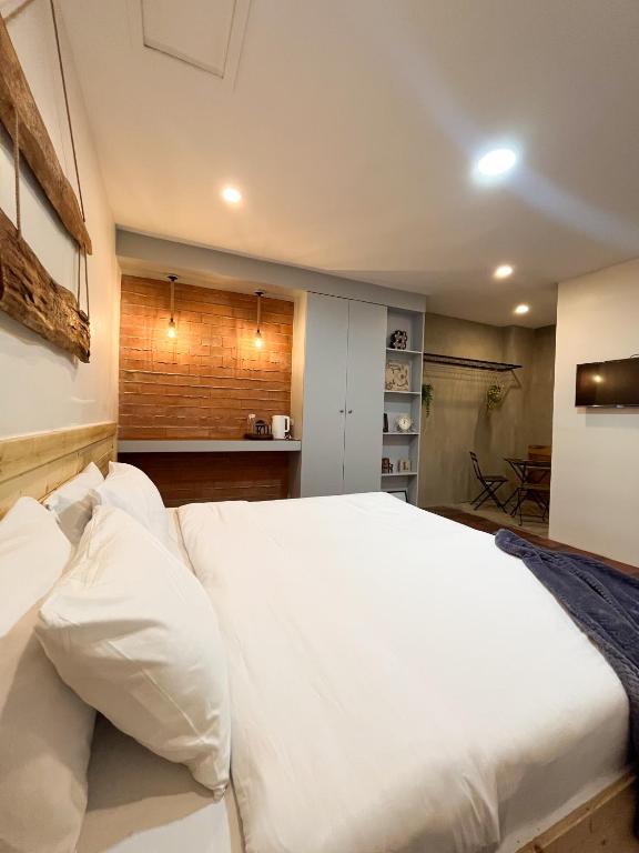 Postel nebo postele na pokoji v ubytování JCGA Apartments' Rustic Chic Cabins-Near Botanical Garden and SM Baguio