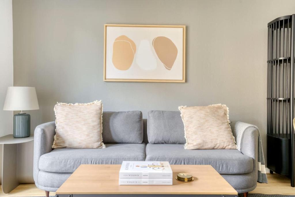 una sala de estar con un sofá y una mesa en KAYA Zurich Apartment PARAIBA- Downtown Deluxe 2BR Apt, en Zúrich
