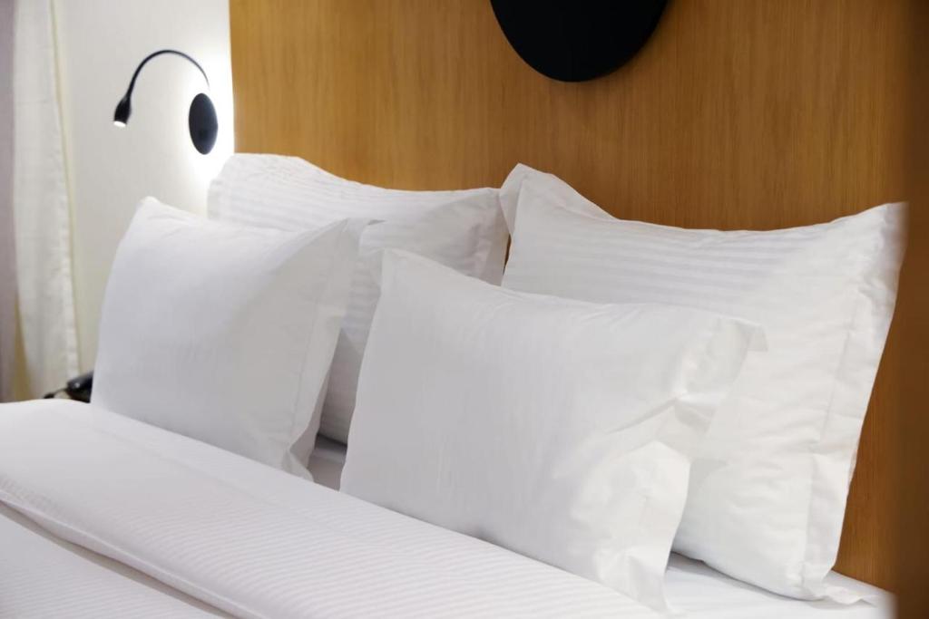 Postel nebo postele na pokoji v ubytování FAHO Hôtel