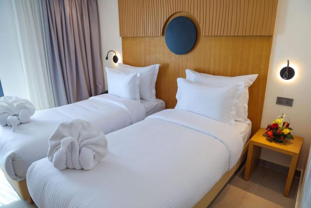Postel nebo postele na pokoji v ubytování FAHO Hôtel