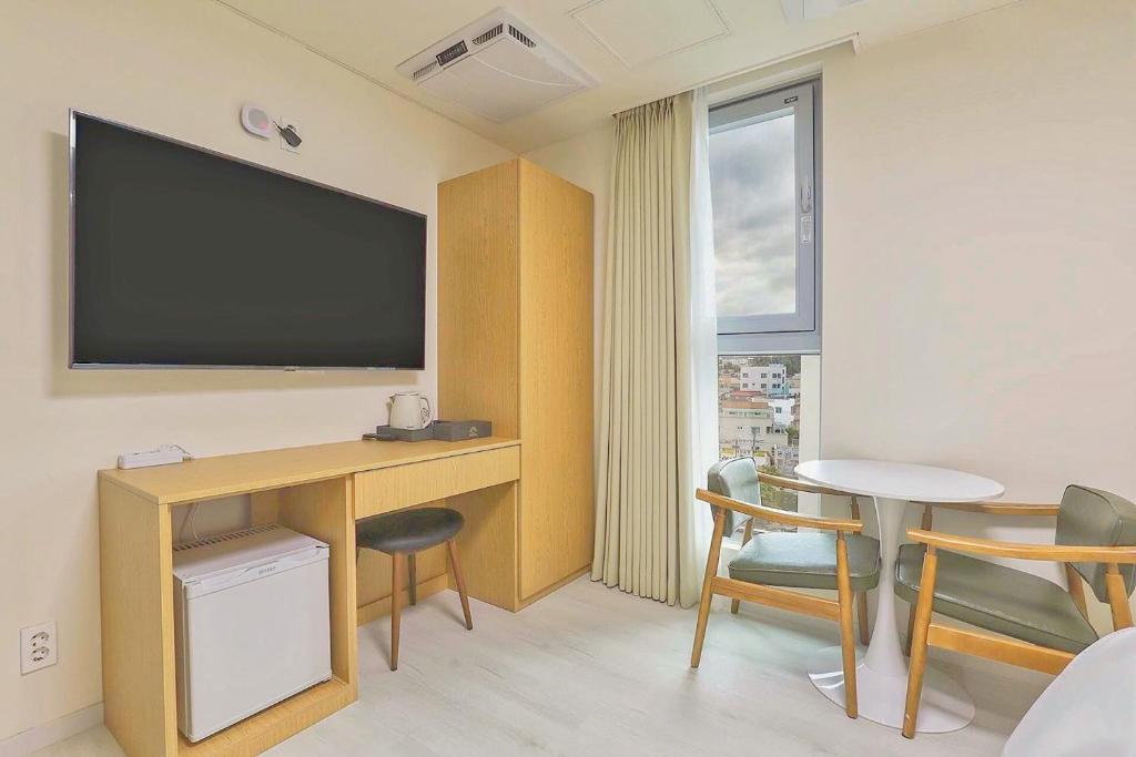 TV a/nebo společenská místnost v ubytování Berith Hotel