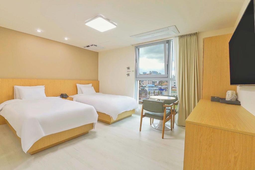 Postel nebo postele na pokoji v ubytování Berith Hotel