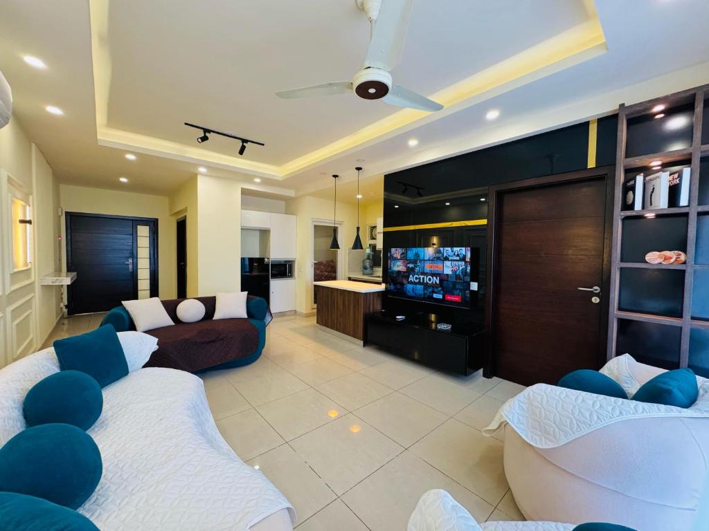 Μια τηλεόραση ή/και κέντρο ψυχαγωγίας στο The platinum penthouse infront of Centaurus