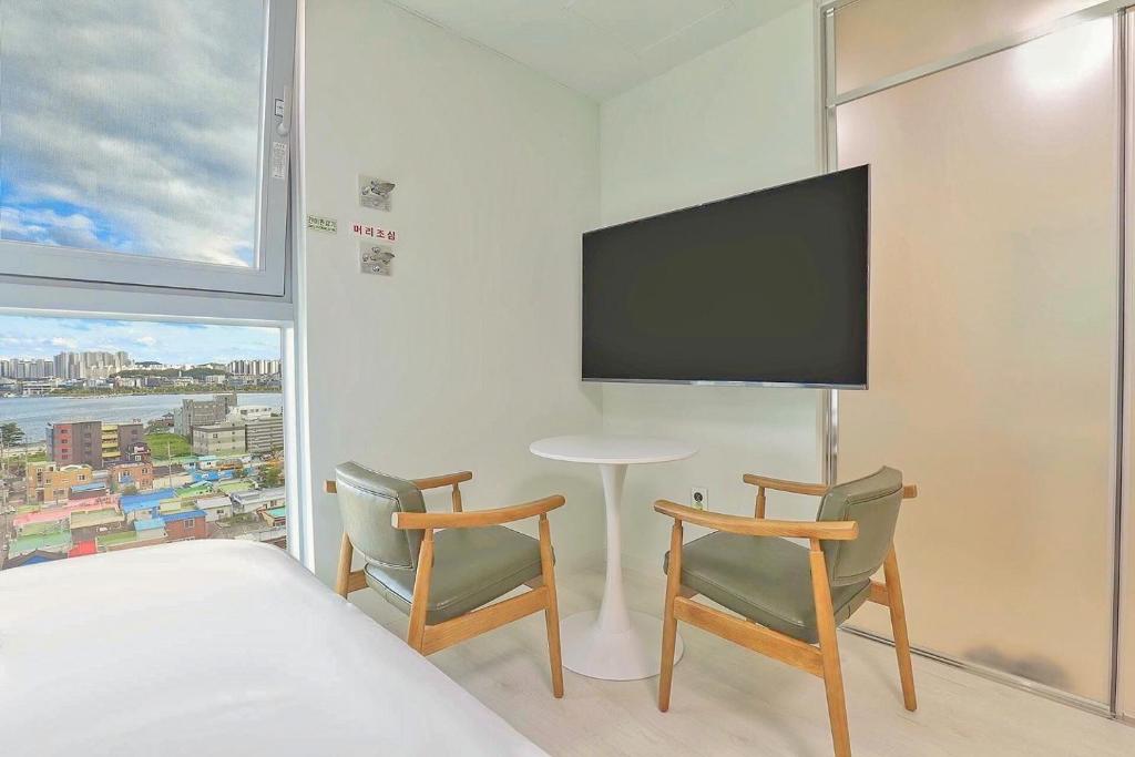 TV a/nebo společenská místnost v ubytování Berith Hotel
