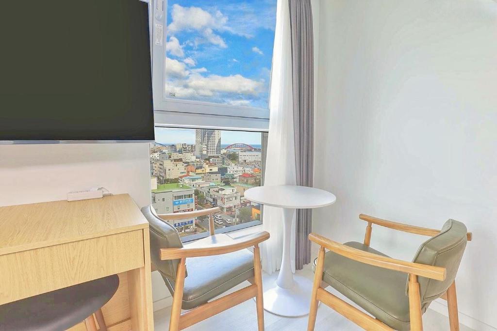 TV a/nebo společenská místnost v ubytování Berith Hotel