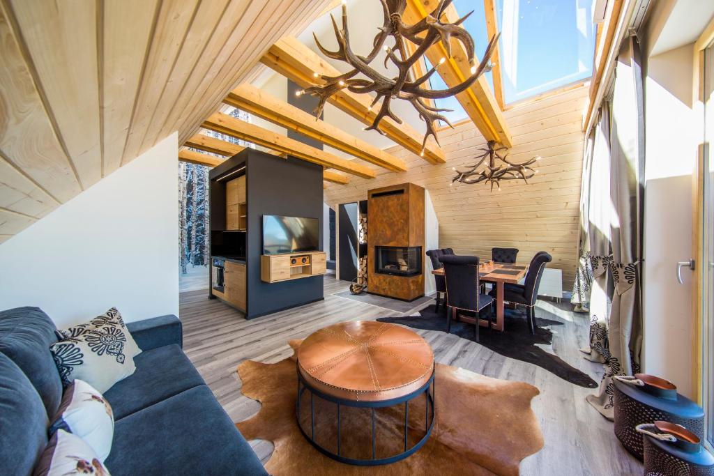 salon z niebieską kanapą i stołem w obiekcie udanypobyt Apartament Sky SPA w Zakopanem