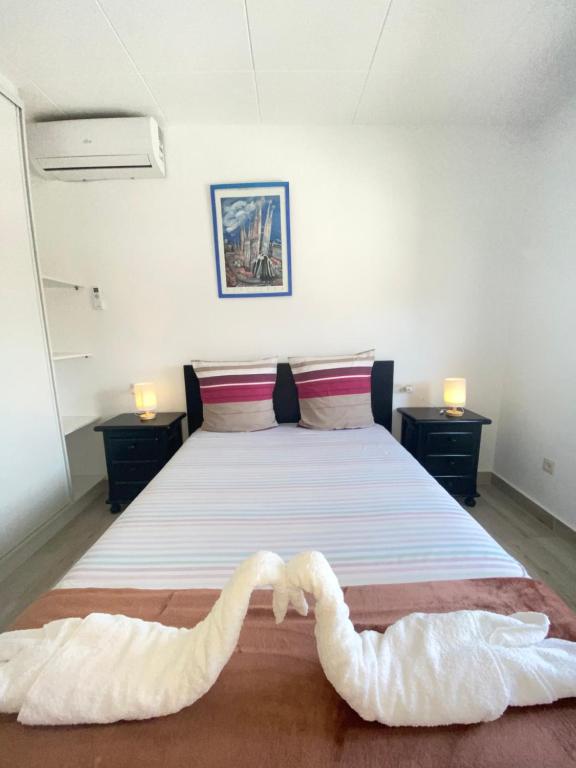 Postel nebo postele na pokoji v ubytování Sol playa piscina