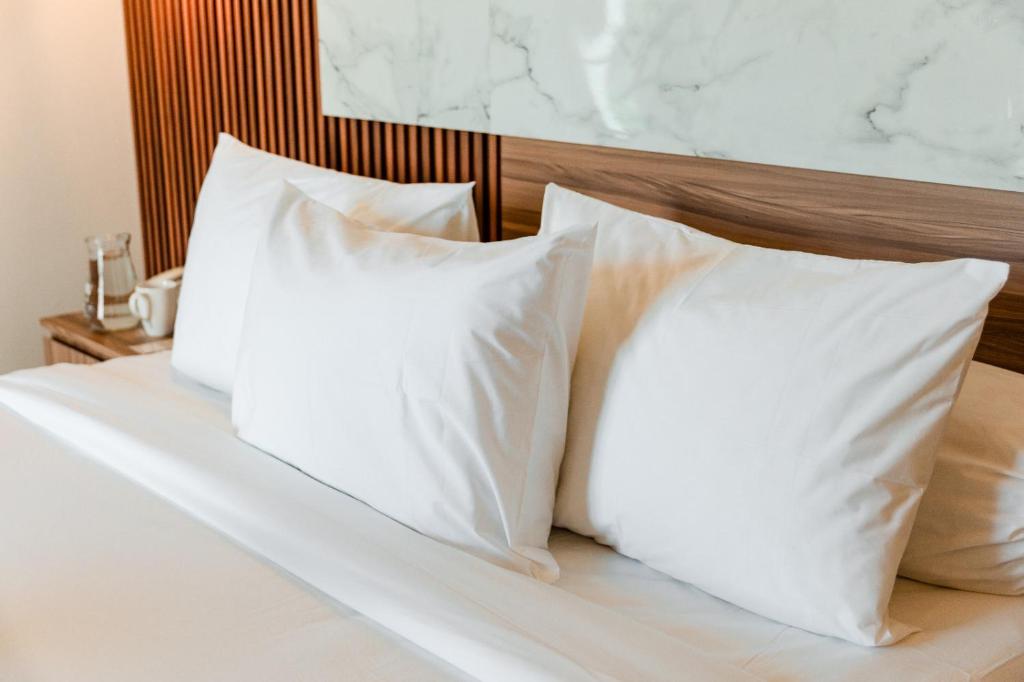 Postel nebo postele na pokoji v ubytování Ayers Hotel&Resto