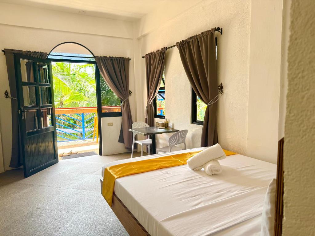 Postel nebo postele na pokoji v ubytování Stone Manor Inn
