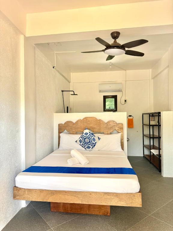 Postel nebo postele na pokoji v ubytování Stone Manor Inn