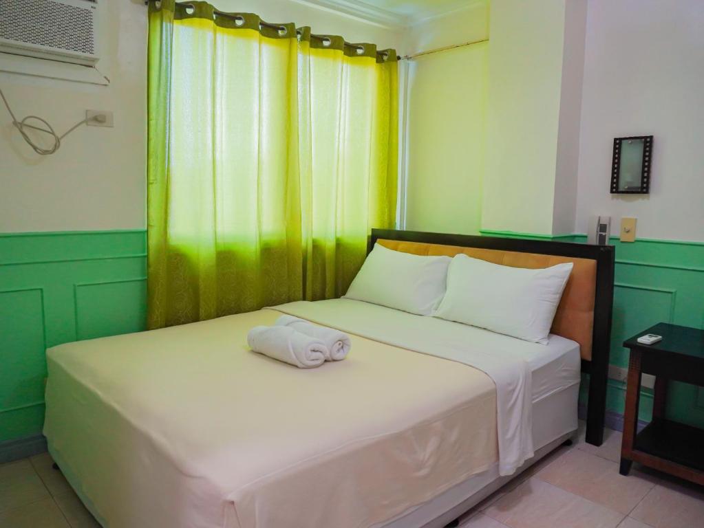 Postel nebo postele na pokoji v ubytování Boracay Paradise Hotel