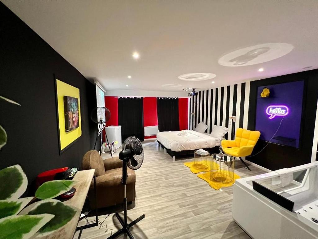 een woonkamer met een kamer met een bed en een bank bij Suite Design #6#- Jacuzzi et Netflix-self check-in in Roubaix