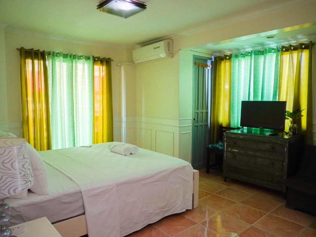 TV a/nebo společenská místnost v ubytování Boracay Paradise Hotel