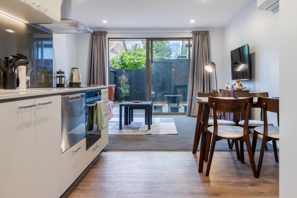 Bright & Spacious 2BR near Ara Institute and CBD - Resim 16