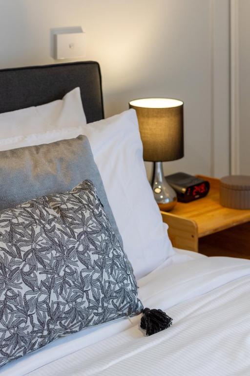 Bright & Spacious 2BR near Ara Institute and CBD - Resim 9