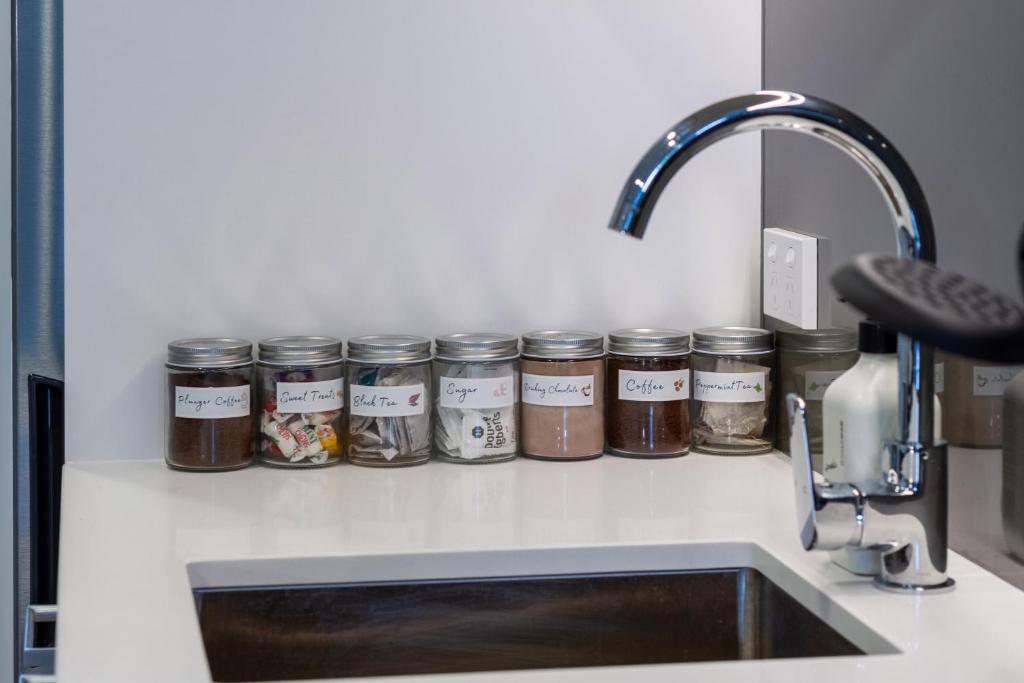 Bright & Spacious 2BR near Ara Institute and CBD - Resim 15