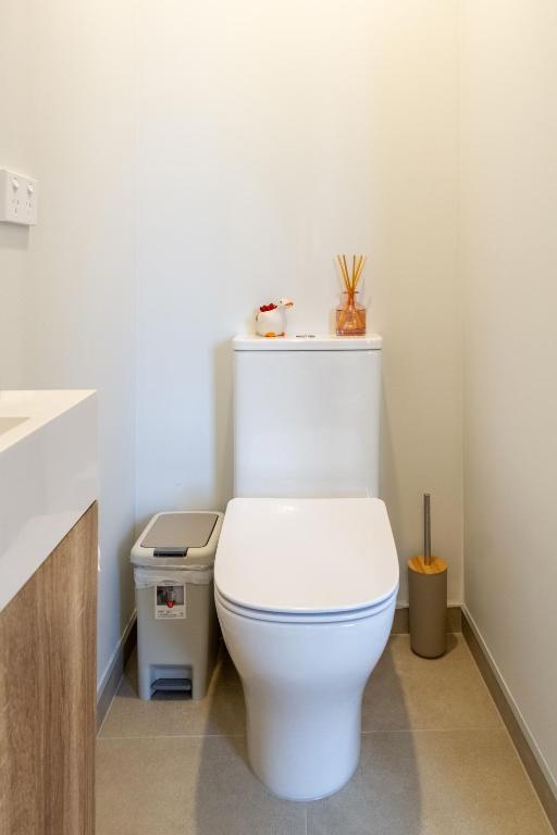 Bright & Spacious 2BR near Ara Institute and CBD - Resim 24