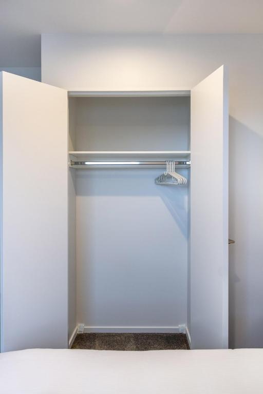 Bright & Spacious 2BR near Ara Institute and CBD - Resim 27