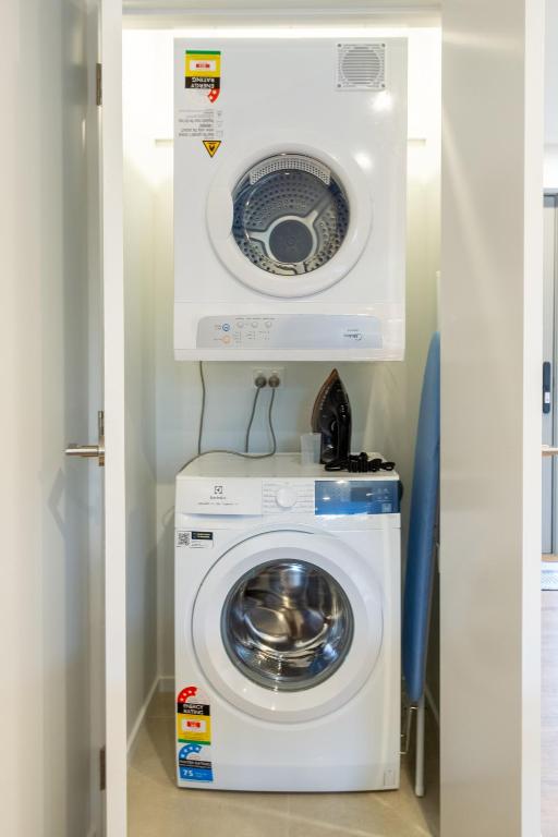 Bright & Spacious 2BR near Ara Institute and CBD - Resim 25