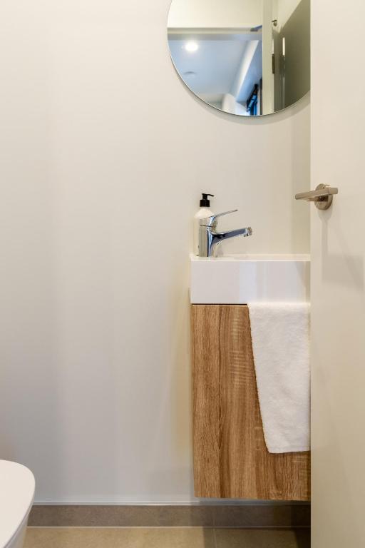 Bright & Spacious 2BR near Ara Institute and CBD - Resim 23