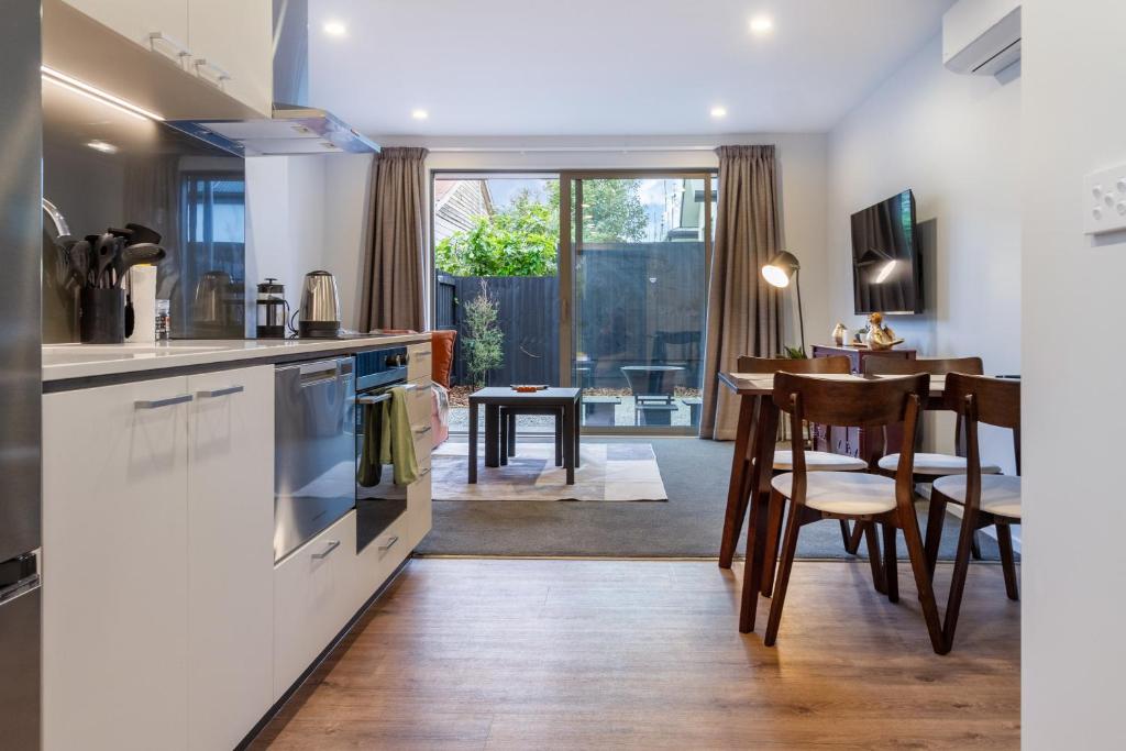 Bright & Spacious 2BR near Ara Institute and CBD - Resim 17