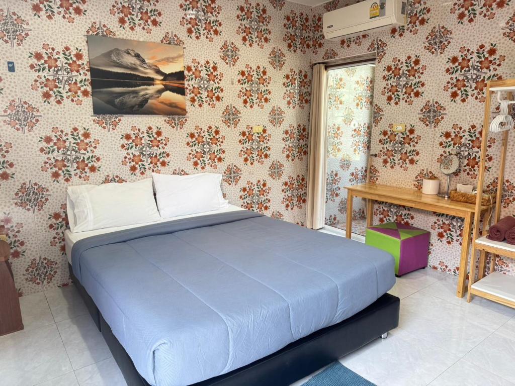 Postel nebo postele na pokoji v ubytování Jampathong mansion