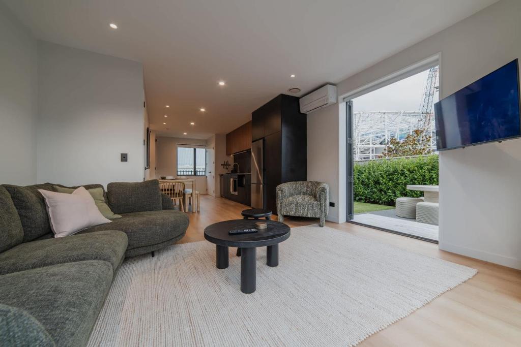 Bright 2BR w Yard Washer Full Kitchen