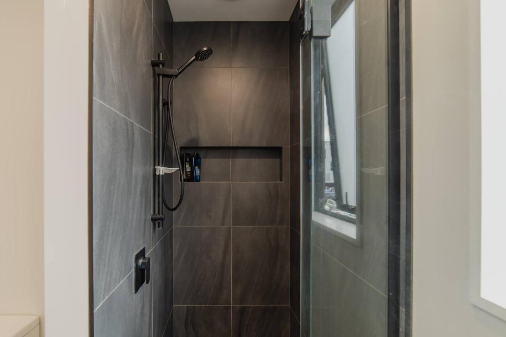 Bright 2BR w Yard Washer Full Kitchen - Resim 7