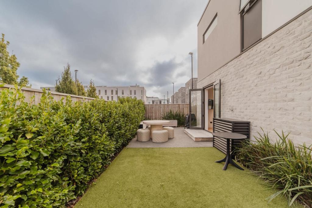 Bright 2BR w Yard Washer Full Kitchen - Resim 13