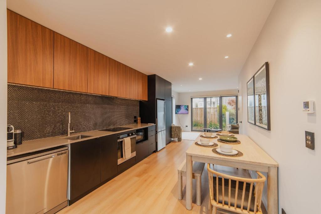 Bright 2BR w Yard Washer Full Kitchen - Resim 2