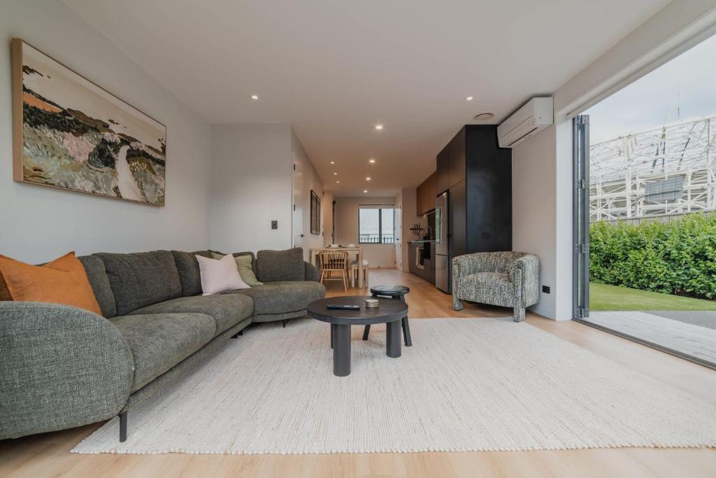 Bright 2BR w Yard Washer Full Kitchen - Resim 1