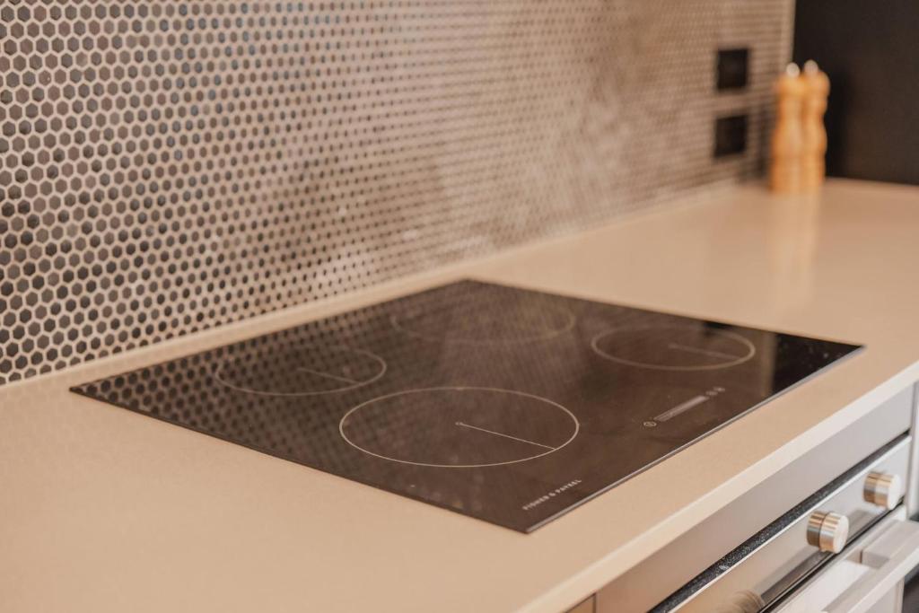 Bright 2BR w Yard Washer Full Kitchen - Resim 27