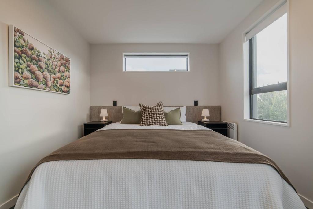 Bright 2BR w Yard Washer Full Kitchen - Resim 37