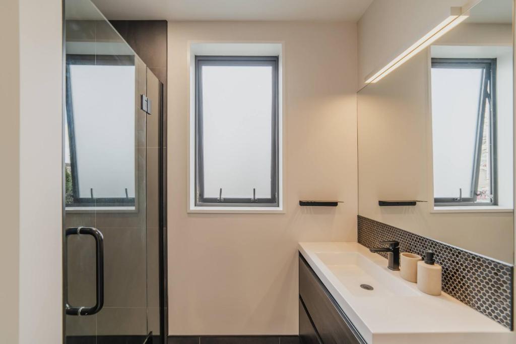 Bright 2BR w Yard Washer Full Kitchen - Resim 41