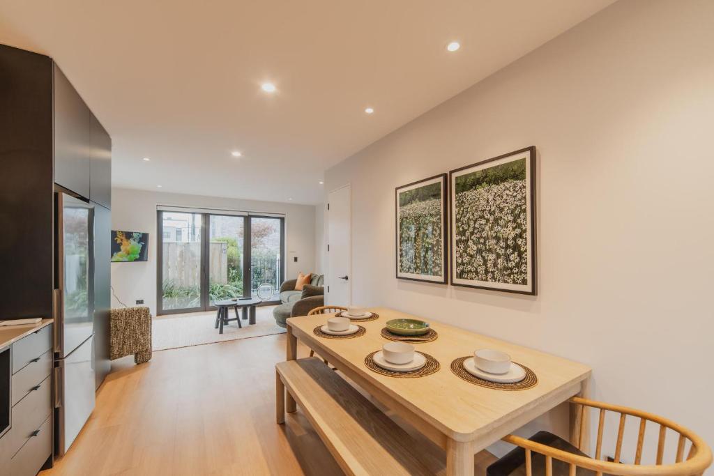 Bright 2BR w Yard Washer Full Kitchen - Resim 43