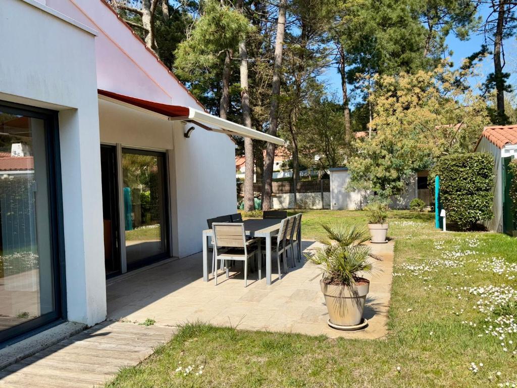 Photo de la galerie de l'établissement Maison rénovée 8-10 pers avec jardin clos, proche plage et forêt, WiFi, stationnement inclus - FR-1-323-375, à Saint-Jean-de-Monts