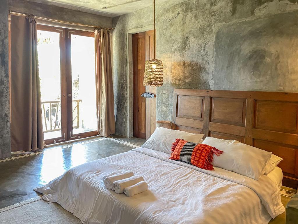 Postel nebo postele na pokoji v ubytování Baia Nest 2nd FLOOR and LOFT within Self-Service Villa Near the Beach!