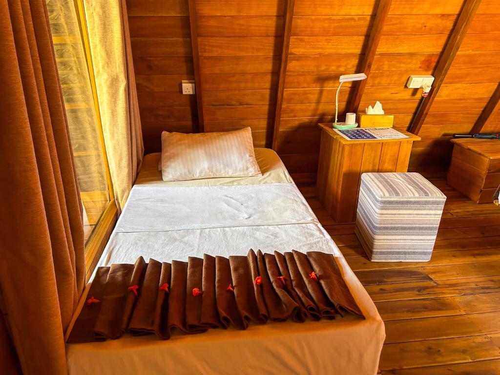Postel nebo postele na pokoji v ubytování TANTOR RESORT Hotel and spa Habarana